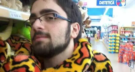 Morto in gita: \"Gambe alzate da altri\"