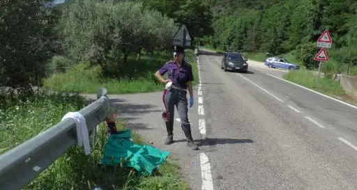 Auto travolge tre biciclette Un morto e un ferito grave