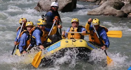 Il presidente del Napoli Delaurentiis sul Noce in una suggestiva esperienza di rafting