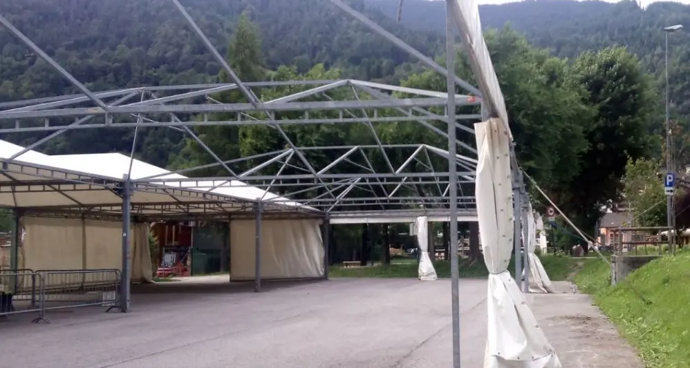Cade mentre monta il tendone della sagra: paura per un 54enne ieri ad Imer