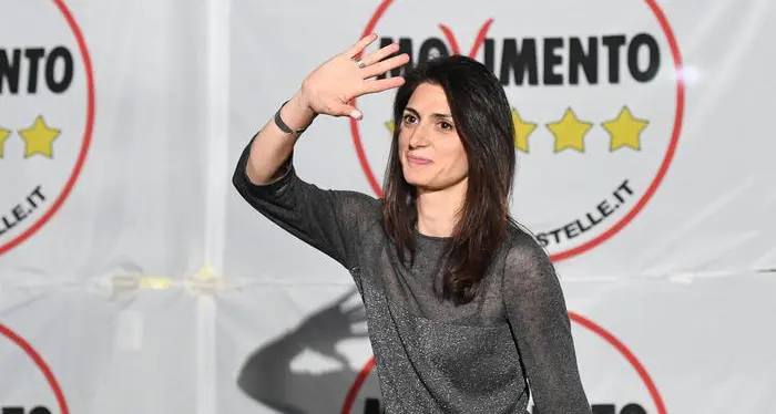 Roma, Marino preferisce Raggi «Dal Pd porcherie, si scusi»