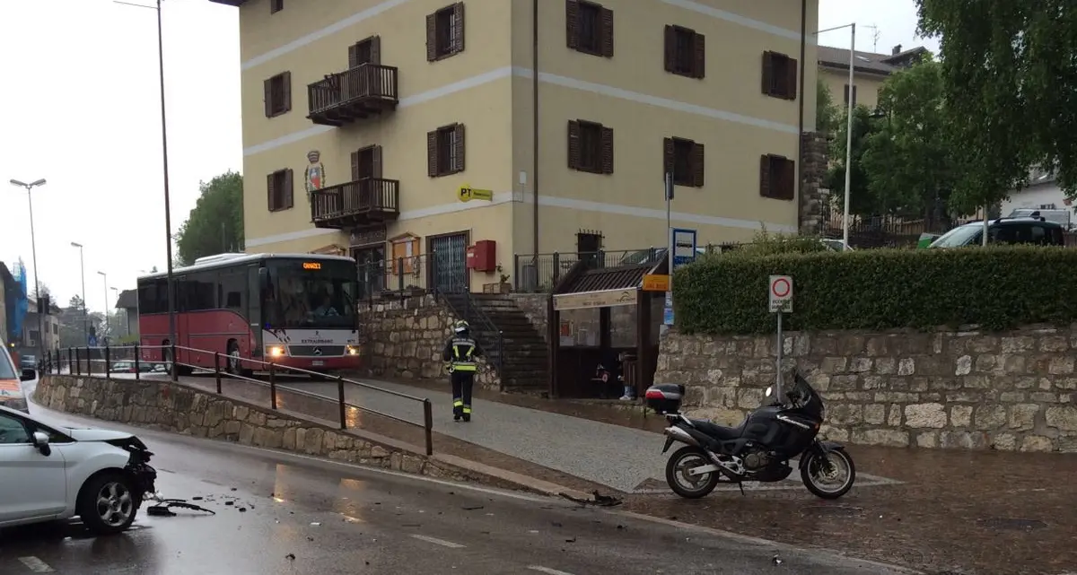 Moto contro un'auto Grave un motociclista