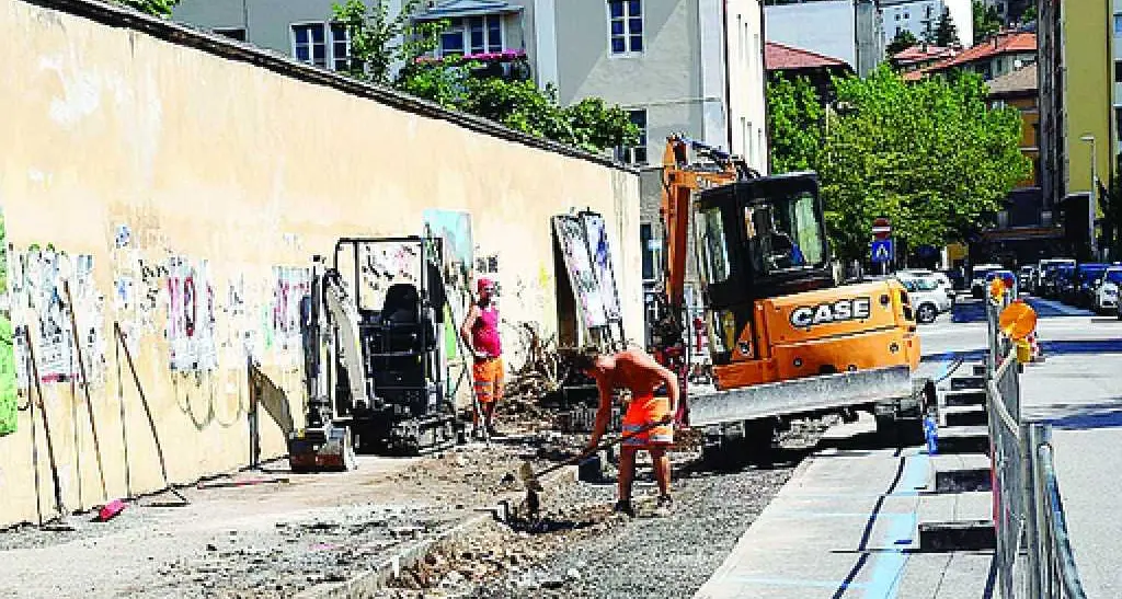 Via Brigata Acqui, via gli alberi per far posto alla ciclabile