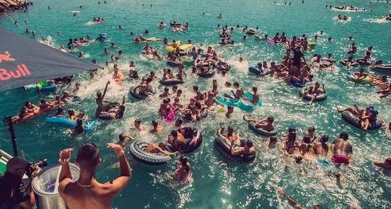 Levico si trasforma in Ibiza: una chiatta con dj in mezzo al lago