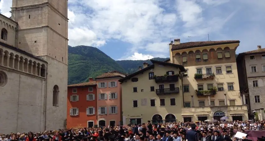 Sabato di festa in piazza a Trento per 446 neodottori