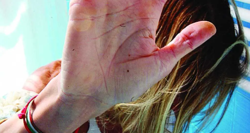 Minorenne violenta una ragazza in spiaggia e la filma col cellulare