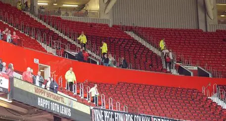 Pacco sospetto, evacuato l'Old Trafford