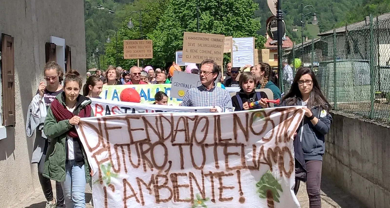 Ledro, centinaia contro la centrale biomassa «Basta veleni in una zona tutelata Unesco»