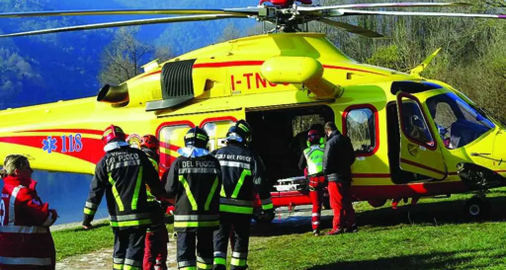 Scontro auto-bici sulla strada di passo San Lugano Due feriti gravi soccorsi dall'elicottero