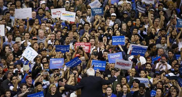 Il socialista Sanders continua a ostacolare la corsa di Hillary