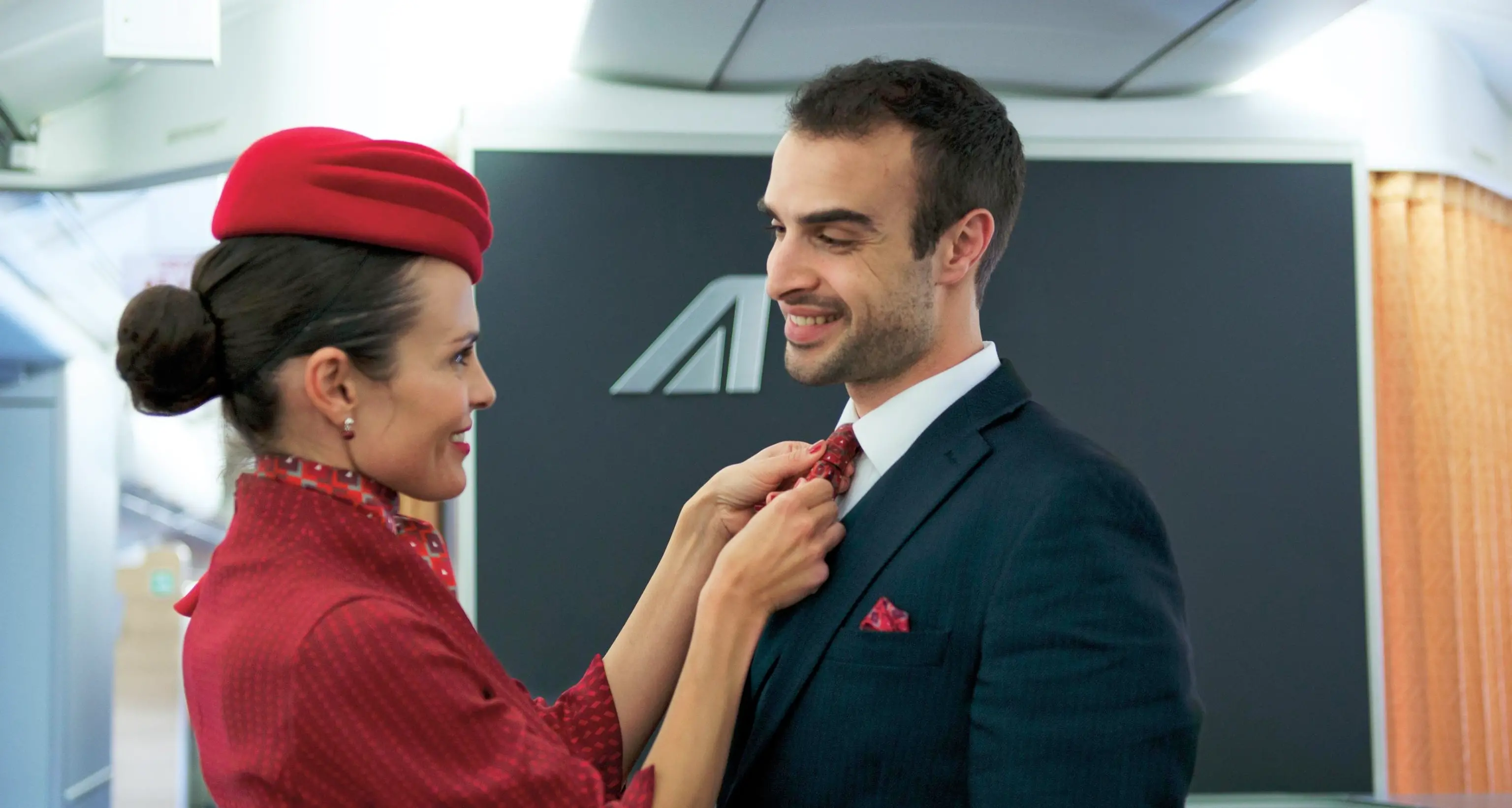 Alitalia cambia le sue divise dopo 20 anniAlitalia cambia le divise si passa dal verde al rosso