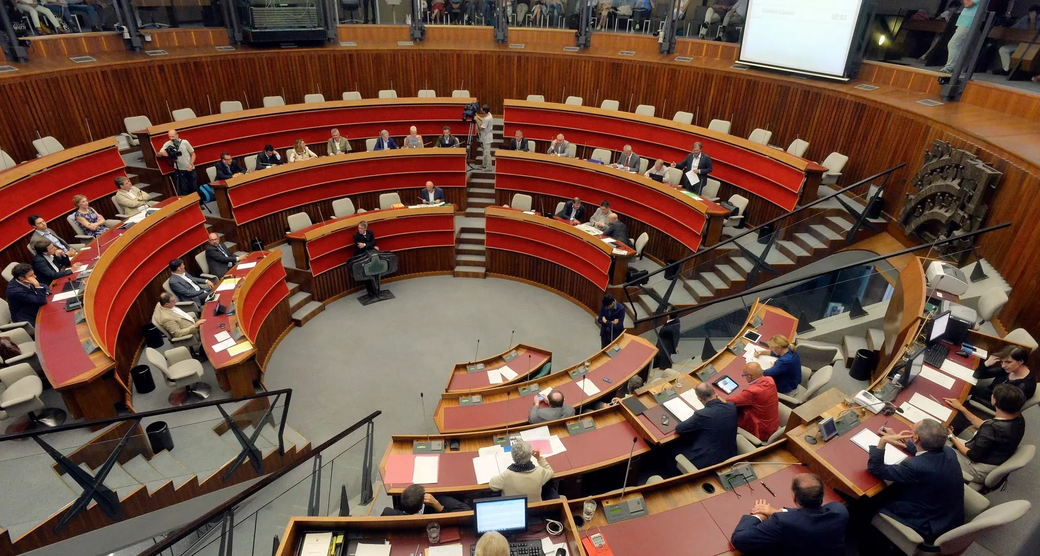 Tutti hanno votato la legge sui tagli alle indennità Ma nessuno ne «approfitta»: niente riduzioni