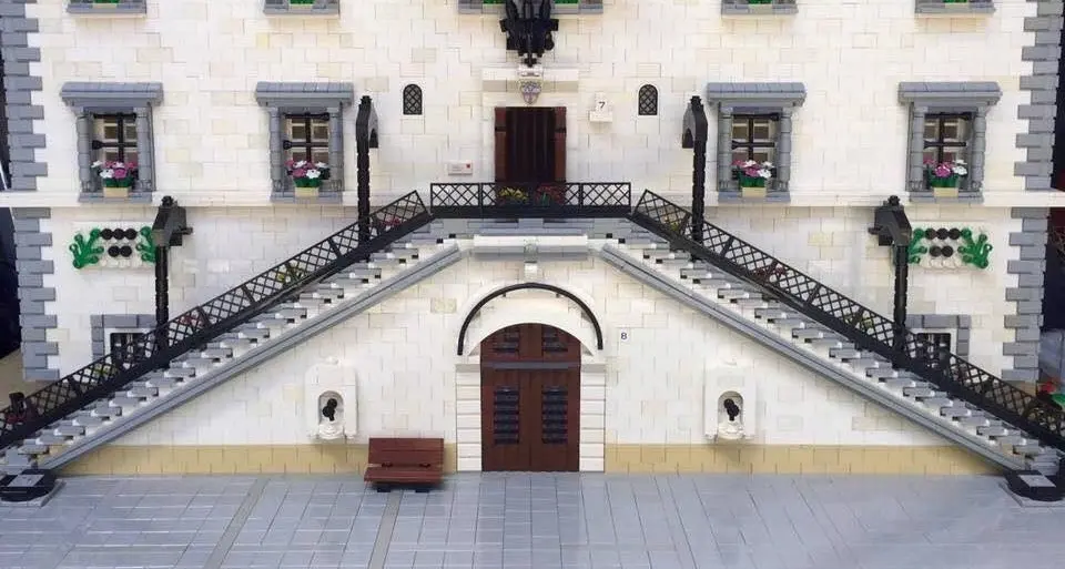 Il palazzo del municipio ricostruito con i Lego