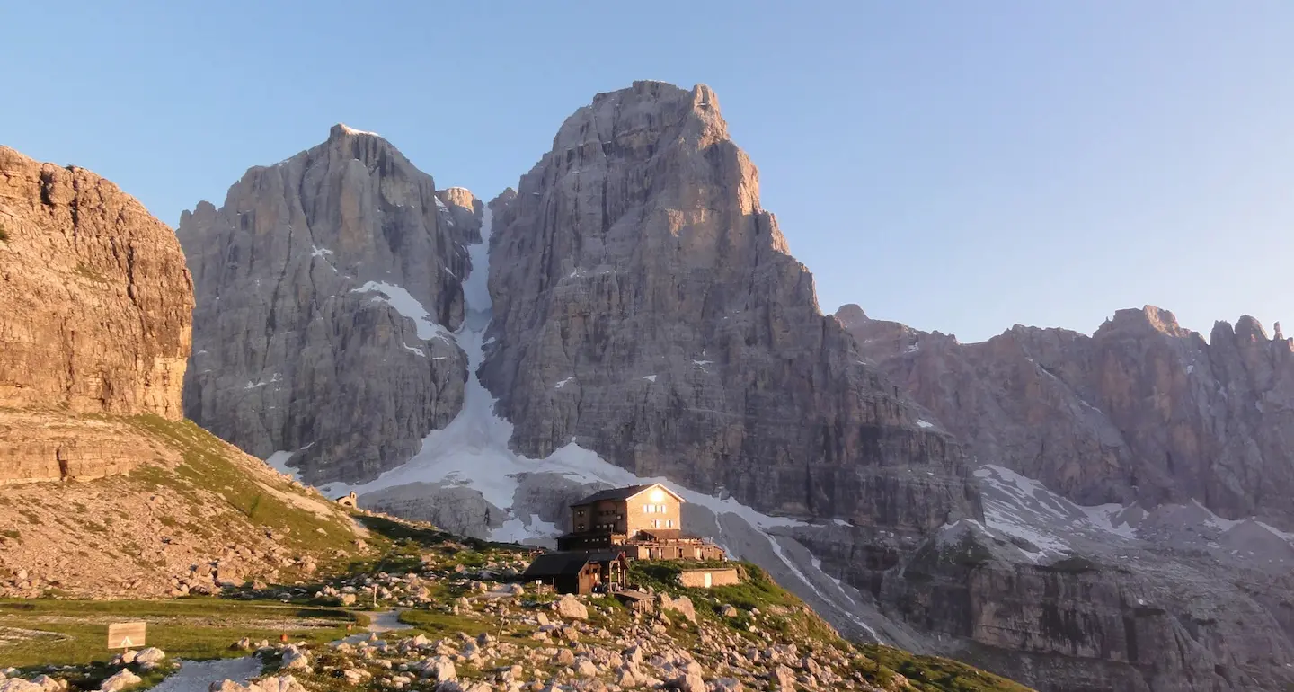 La ripartenza in montagna dopo il virus Ecco le 5 regole d'oro per i rifugi - Video