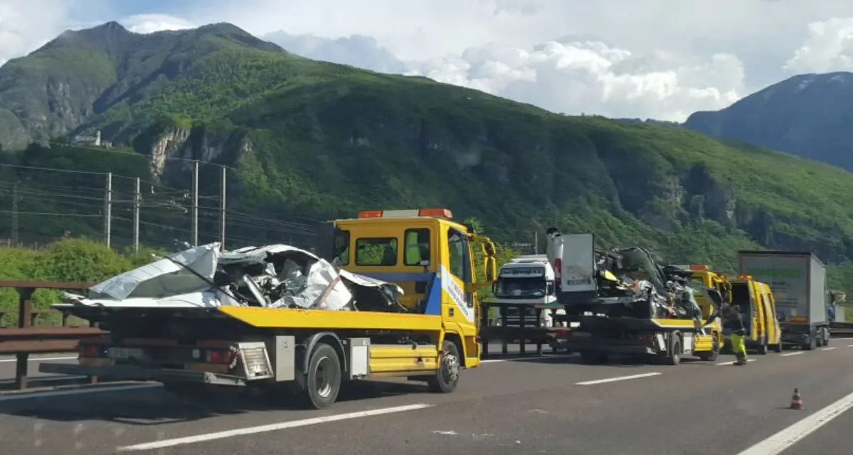 Scontro in A22 tra un furgone e due camion, ferita una persona