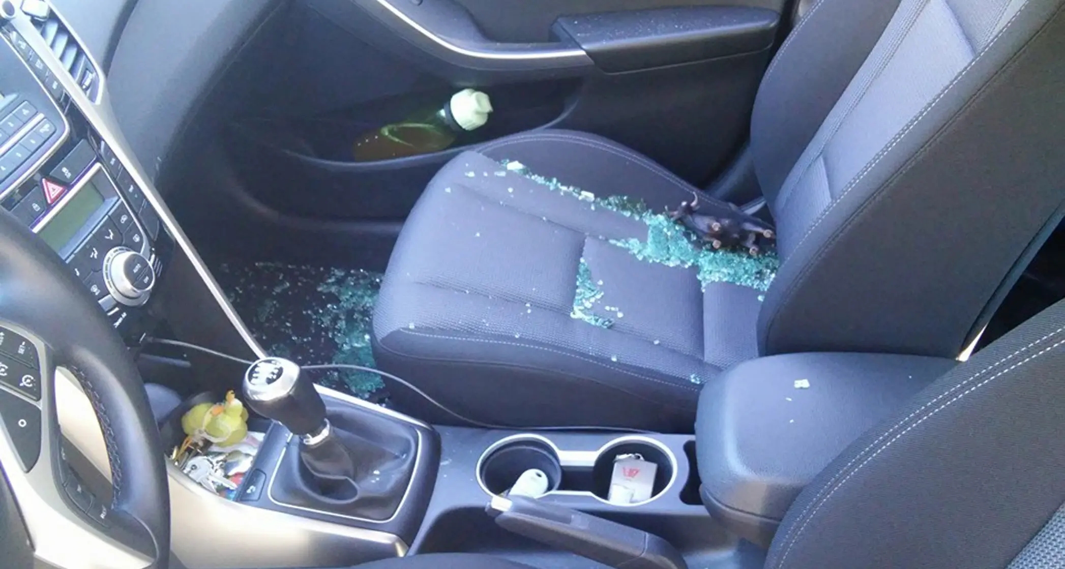 Mentre prende il figlio all'asilo la borsetta sparisce dall'auto