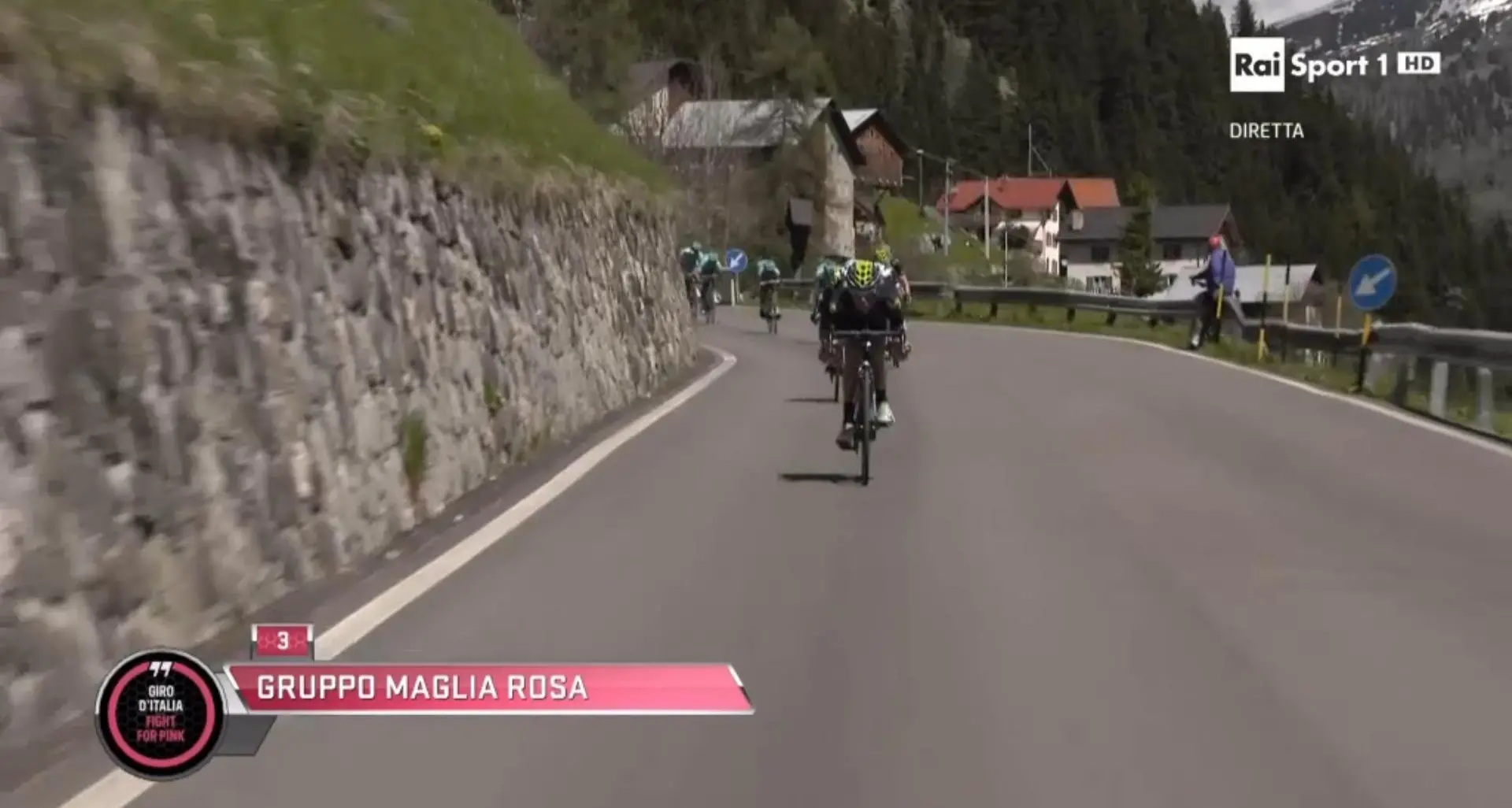 Giro d'Italia, passi dolomitici gremiti di tifosi per il tappone