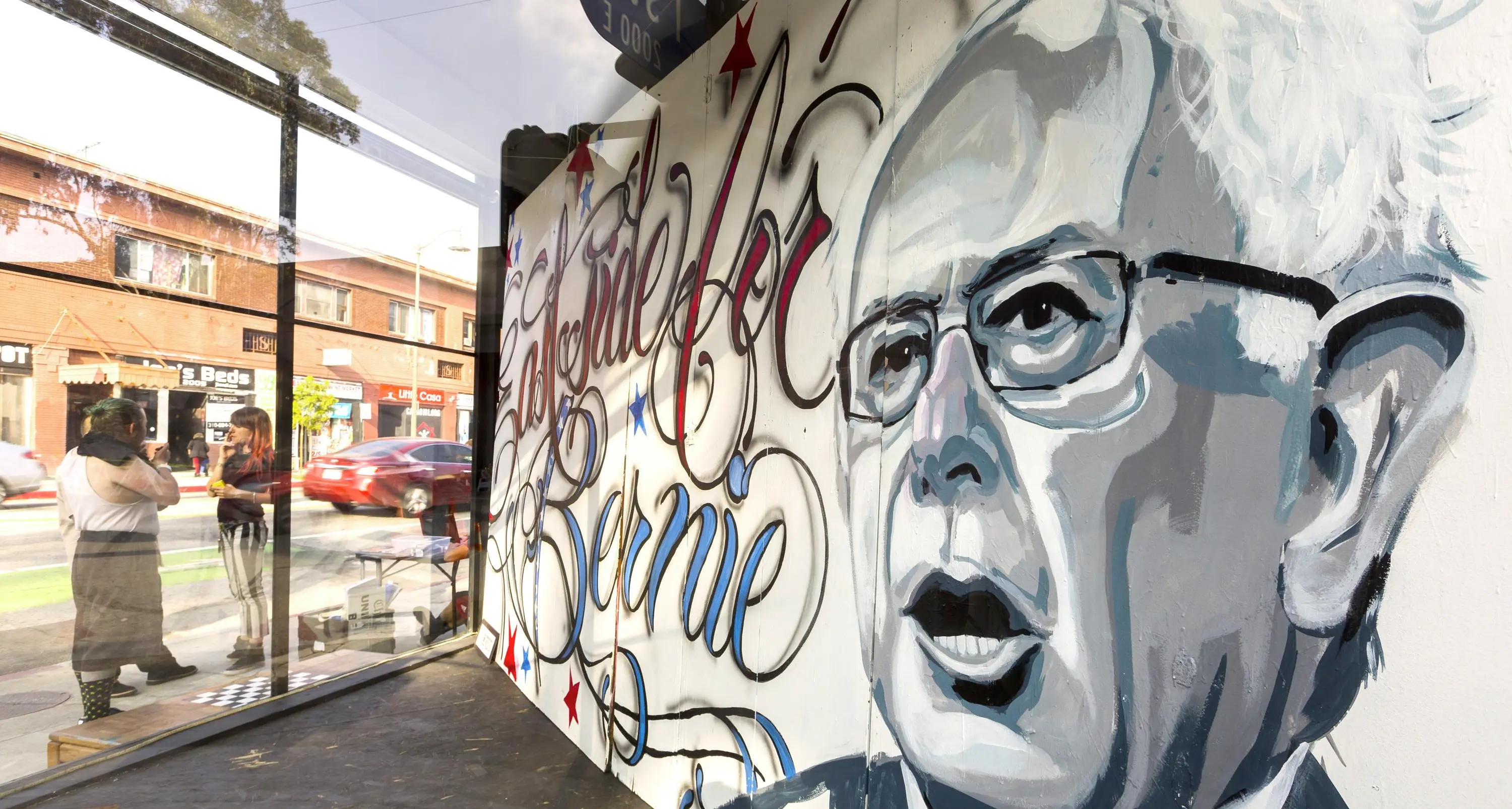 Sanders va in rosso Hillary a gonfie vele