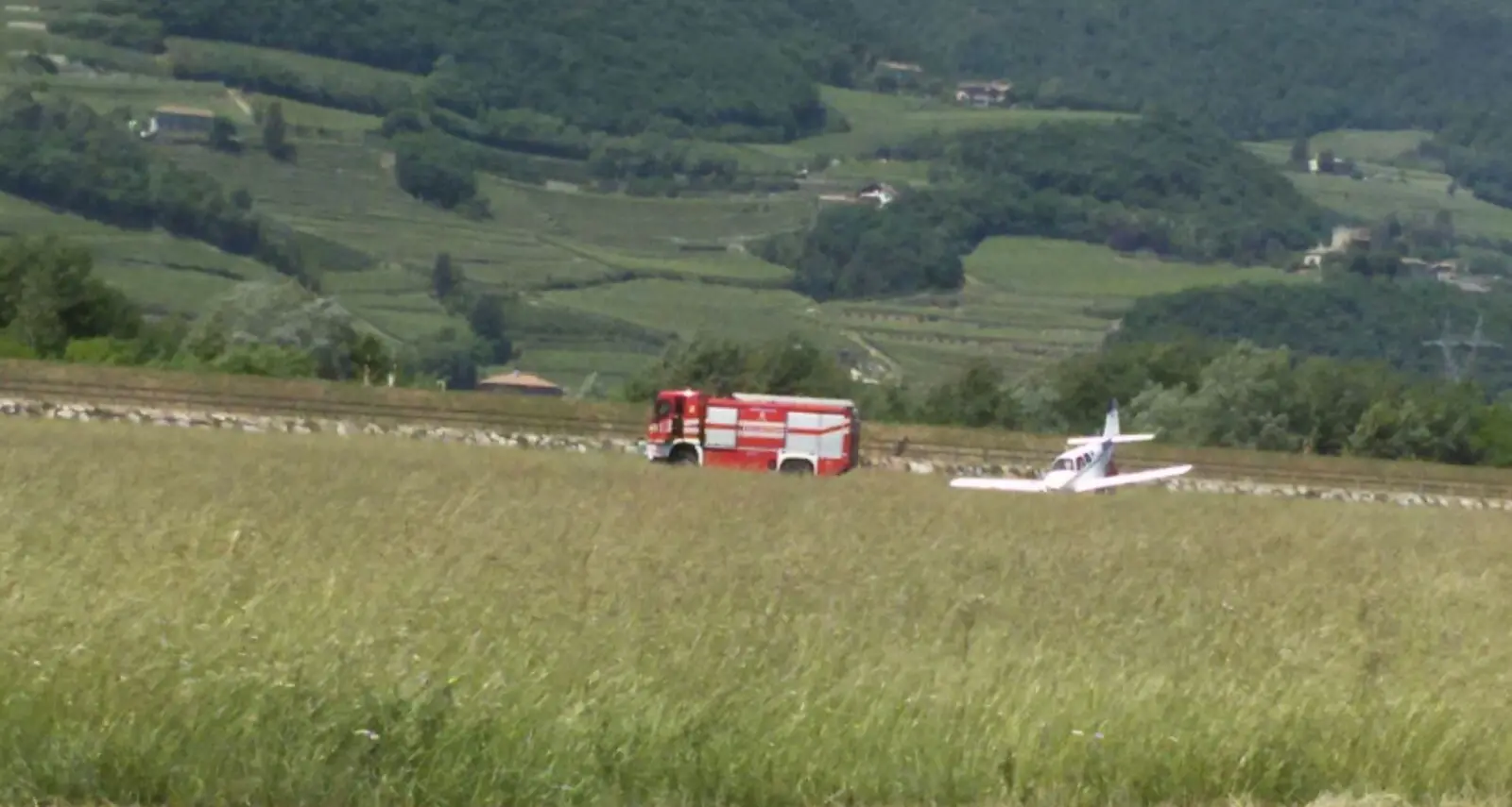 Aereo sbatte con il muso in fase di atterraggio