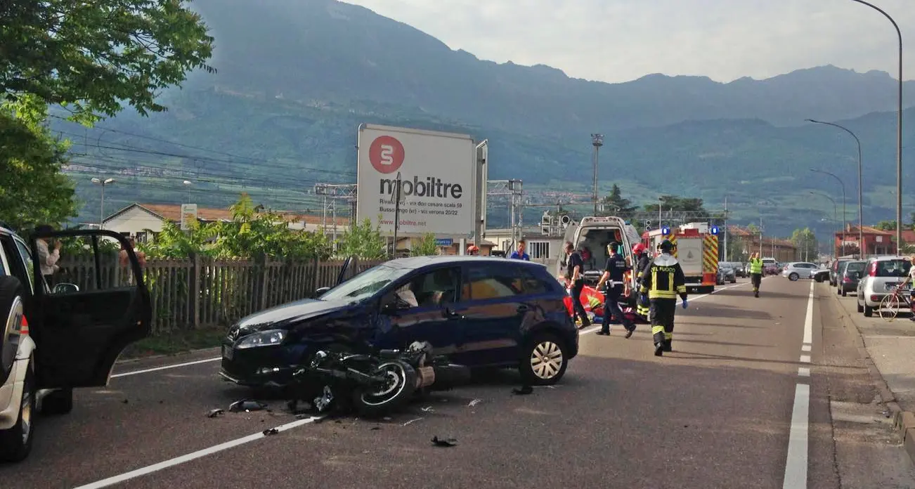 Scontro tra moto e auto Strada chiusa, traffico ko