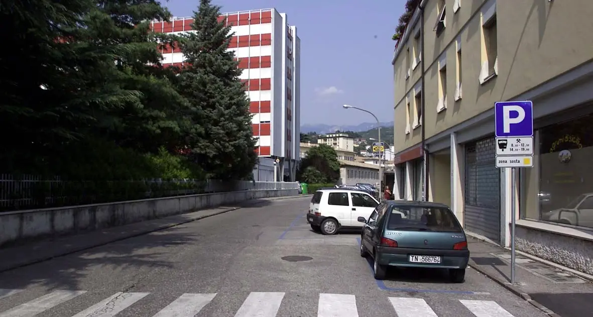 La lite per la precedenza finisce con una rissa