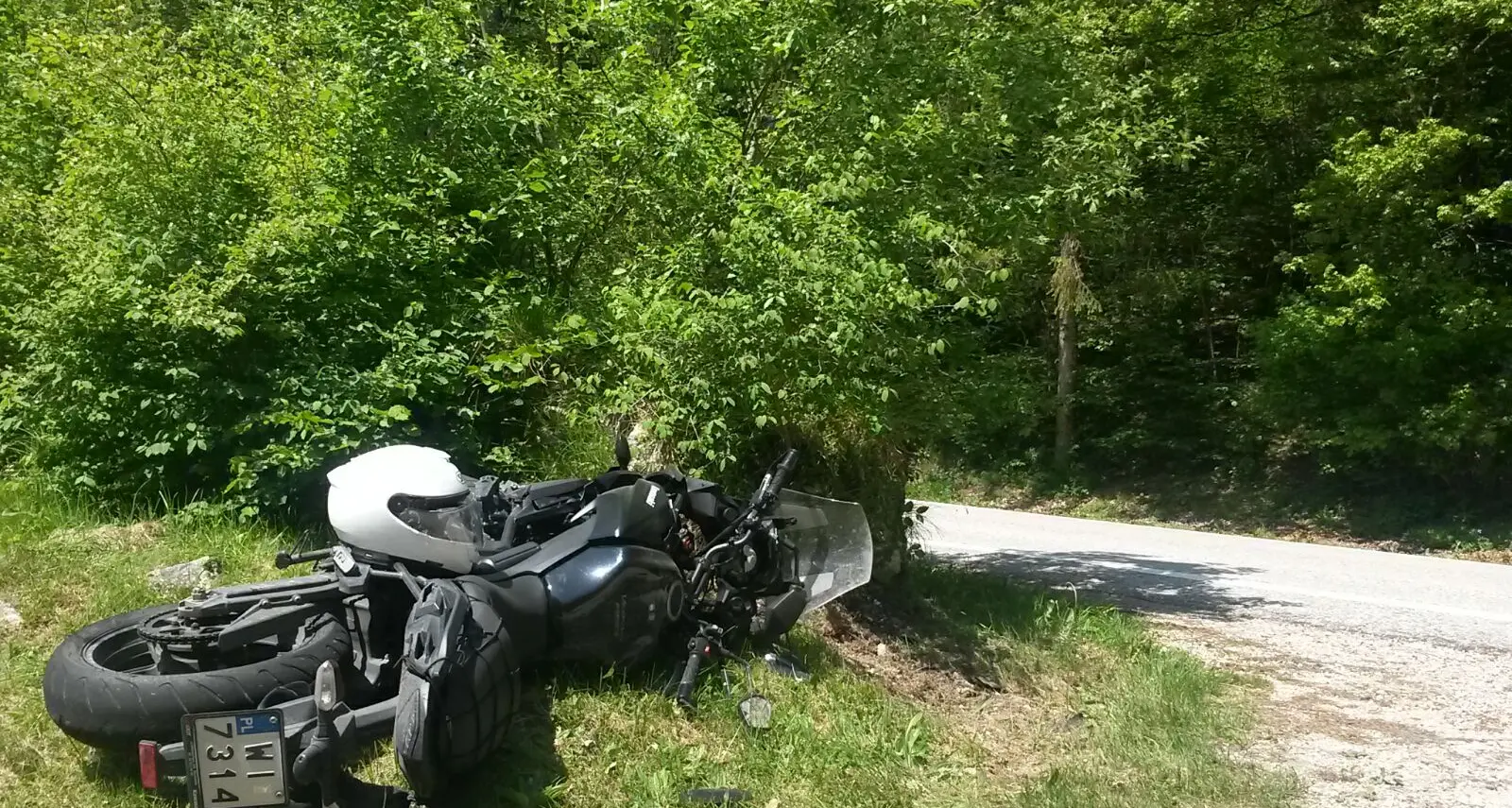 Motociclista si schianta al lago di Cei