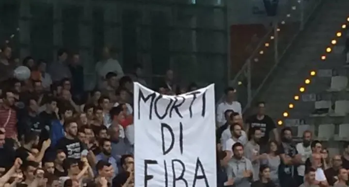 Multa all'Aquila basket per lo striscione goliardico