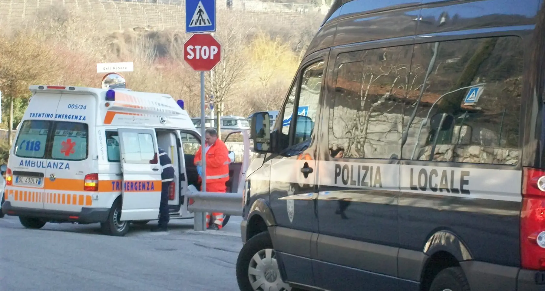 Scontro auto-bici, grave un 27enne