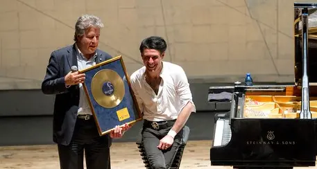 Musica: disco d'oro a Ezio Bosso