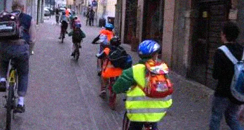 La dirigente vieta agli studenti di andare a scuola in bicicletta