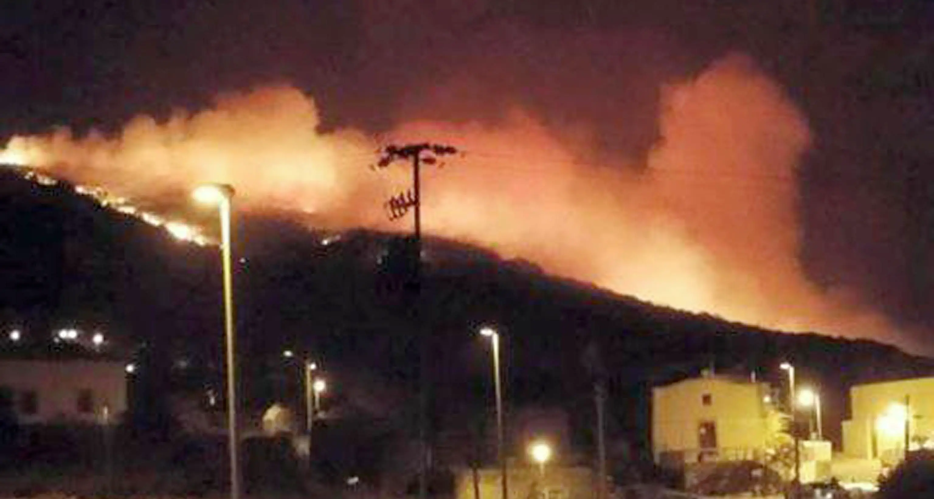 Brucia l'isola di Pantelleria «Crimine contro il parco»