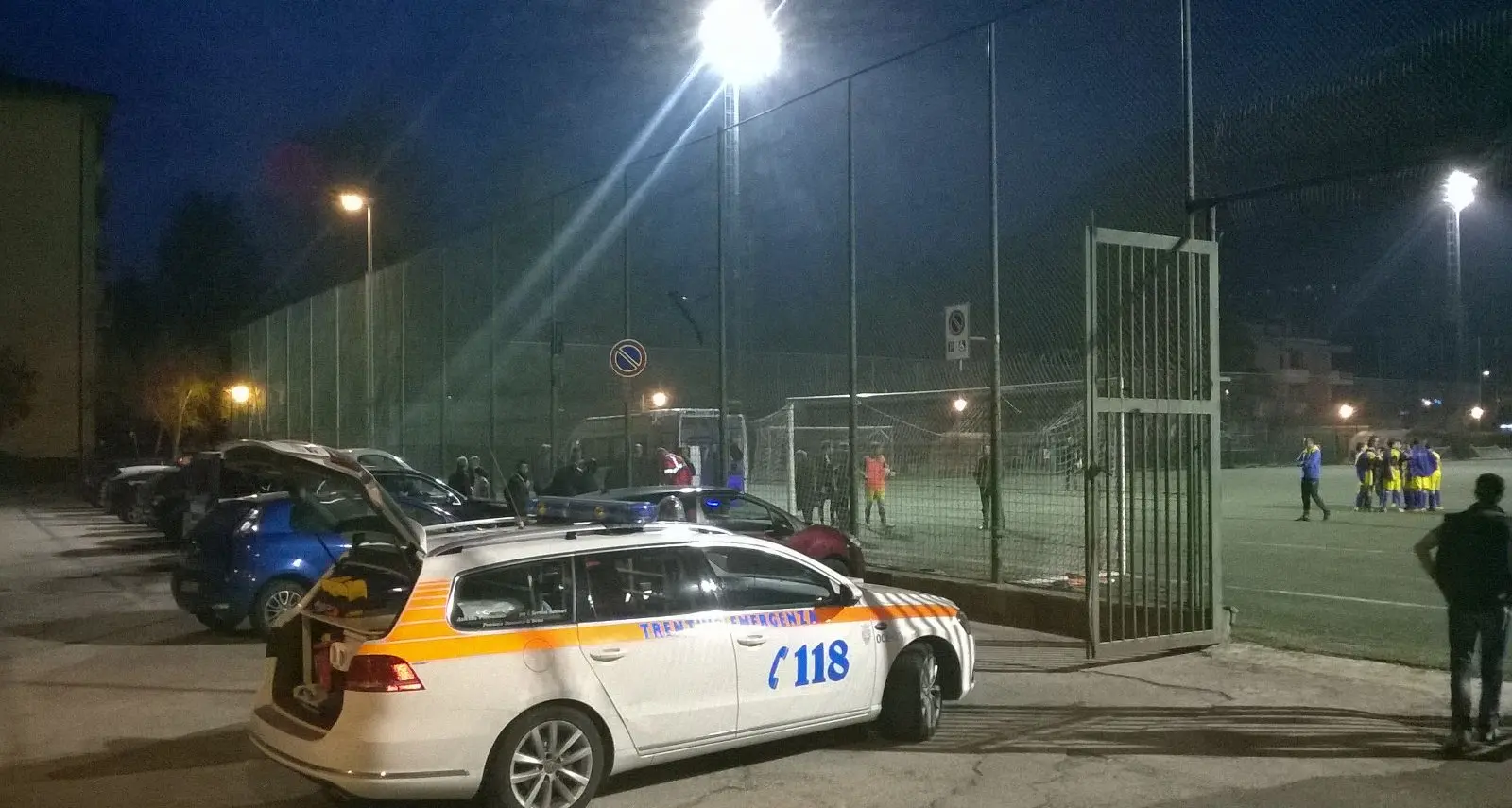 Si scontra con l'attaccante Portiere soccorso in campo