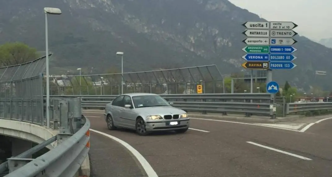 Un'altra auto contromano alla rotatoria del Marinaio