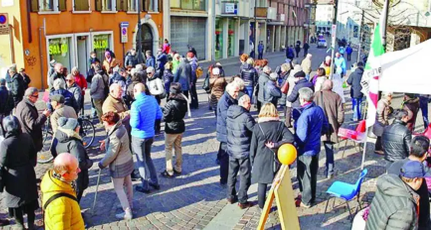 In piazza contro il ritorno delle auto in via Tartarotti