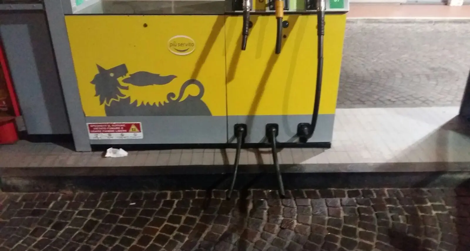 Raid vandalico al distributore: pompe tagliate all'Eni di via Maccani