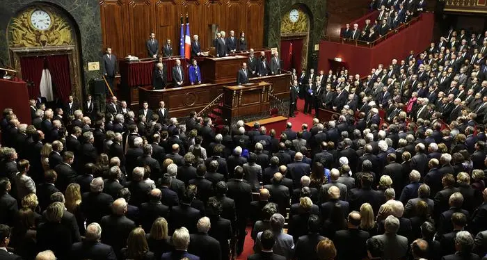 Hollande agli alleati: tutti uniti per distruggere l'Isis