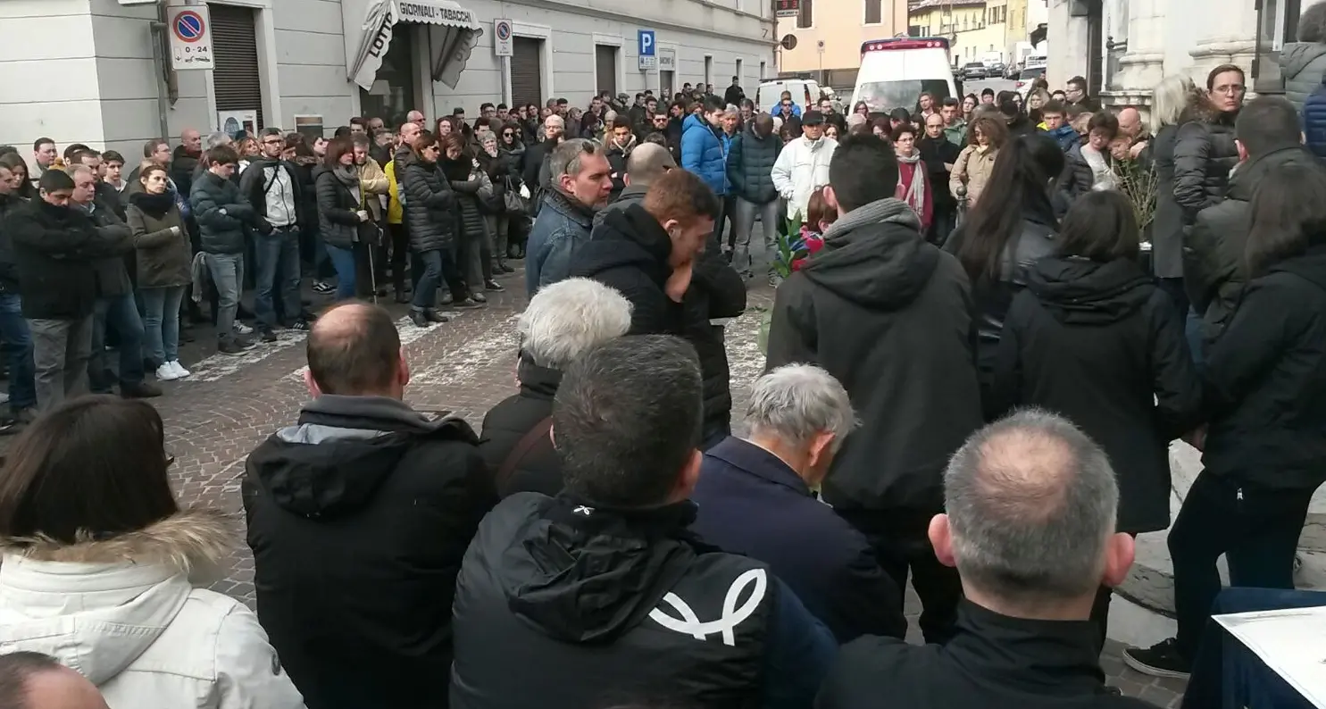 Una folla nella chiesa di Lizzanella saluta Andrea morto a 19 anni nello schianto a Mezzolombardo