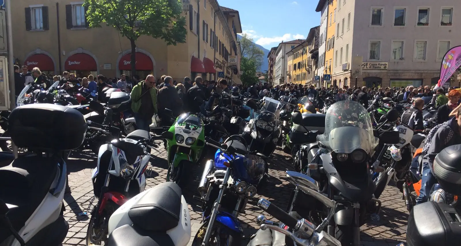 Il rombo di 5mila moto in piazza Fiera Don Ettore superstar benedice i biker