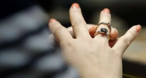 Ruba i gioielli alla suocera e li rivende al «Compro oro»