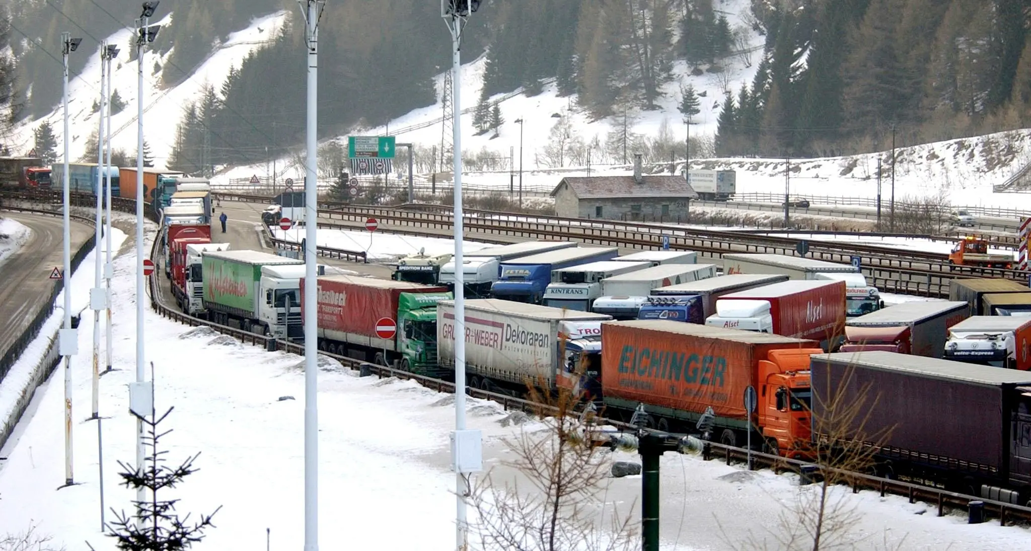 Passo del Brennero:2 milioni di Tir nel 2015 L'Austria accusa: bisogna alzare i pedaggi
