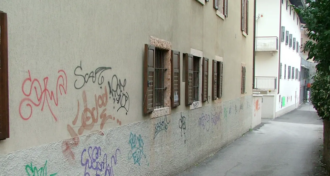Segnalazioni via WhatsApp per «denunciare» i graffiti