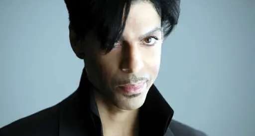 È morto Prince, il cantante trovato senza vita nella sua casa