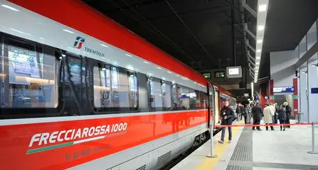 Attraversa i binari con le cuffiette. Uccisa a Milano dal Frecciarossa