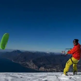 Tavola, vela e tanta neve da «surfare»