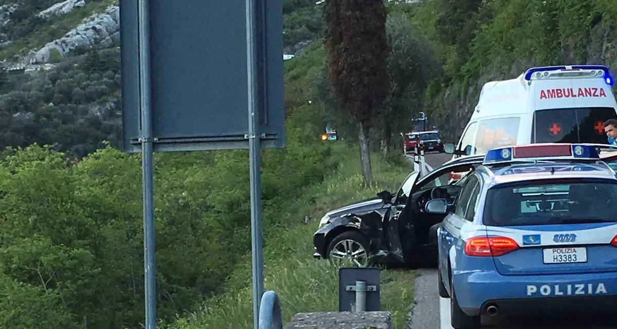Moto in una scarpata sulla strada Nago-Torbole