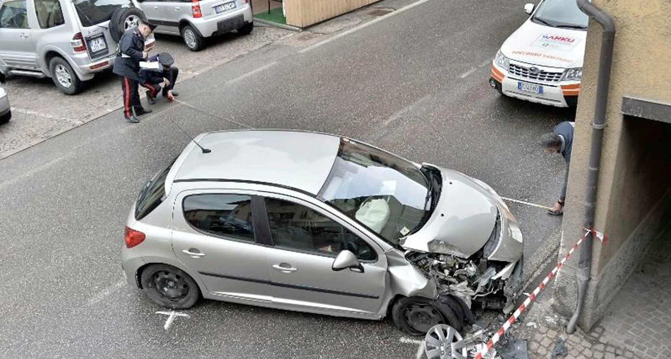 Schianto in auto contro muro Muore una donna di Zuclo
