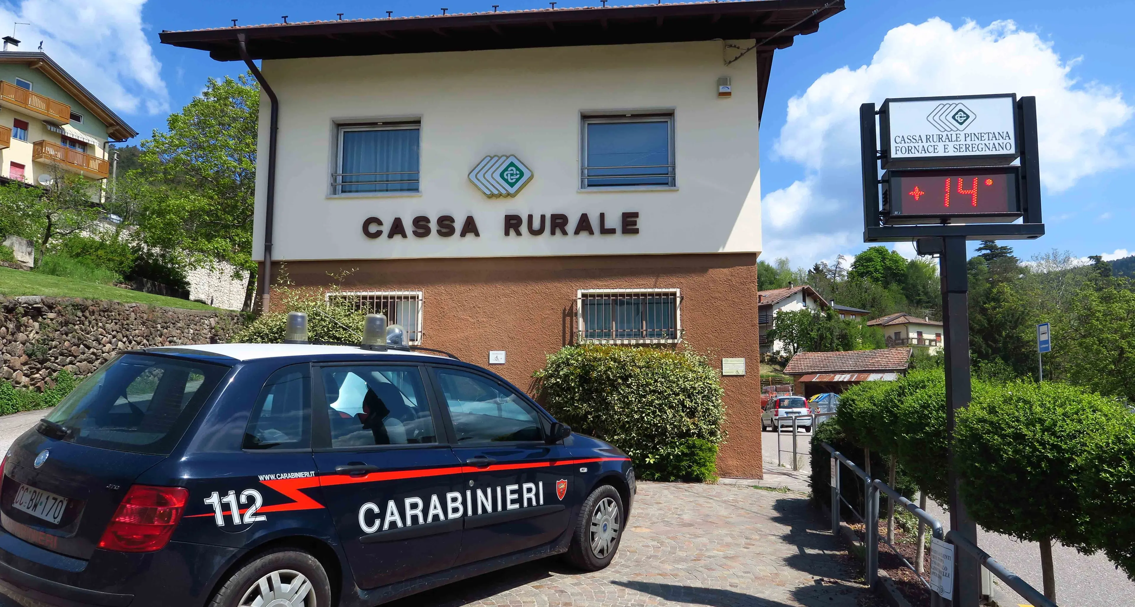 Seregnano, tentata rapina alla Rurale L'impiegato si barrica, malviventi in fuga