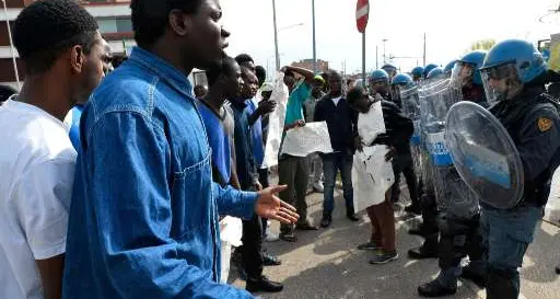 La protesta di un gruppo di rifugiati in via Brennero Strada occupata, cartelli e traffico in tilt