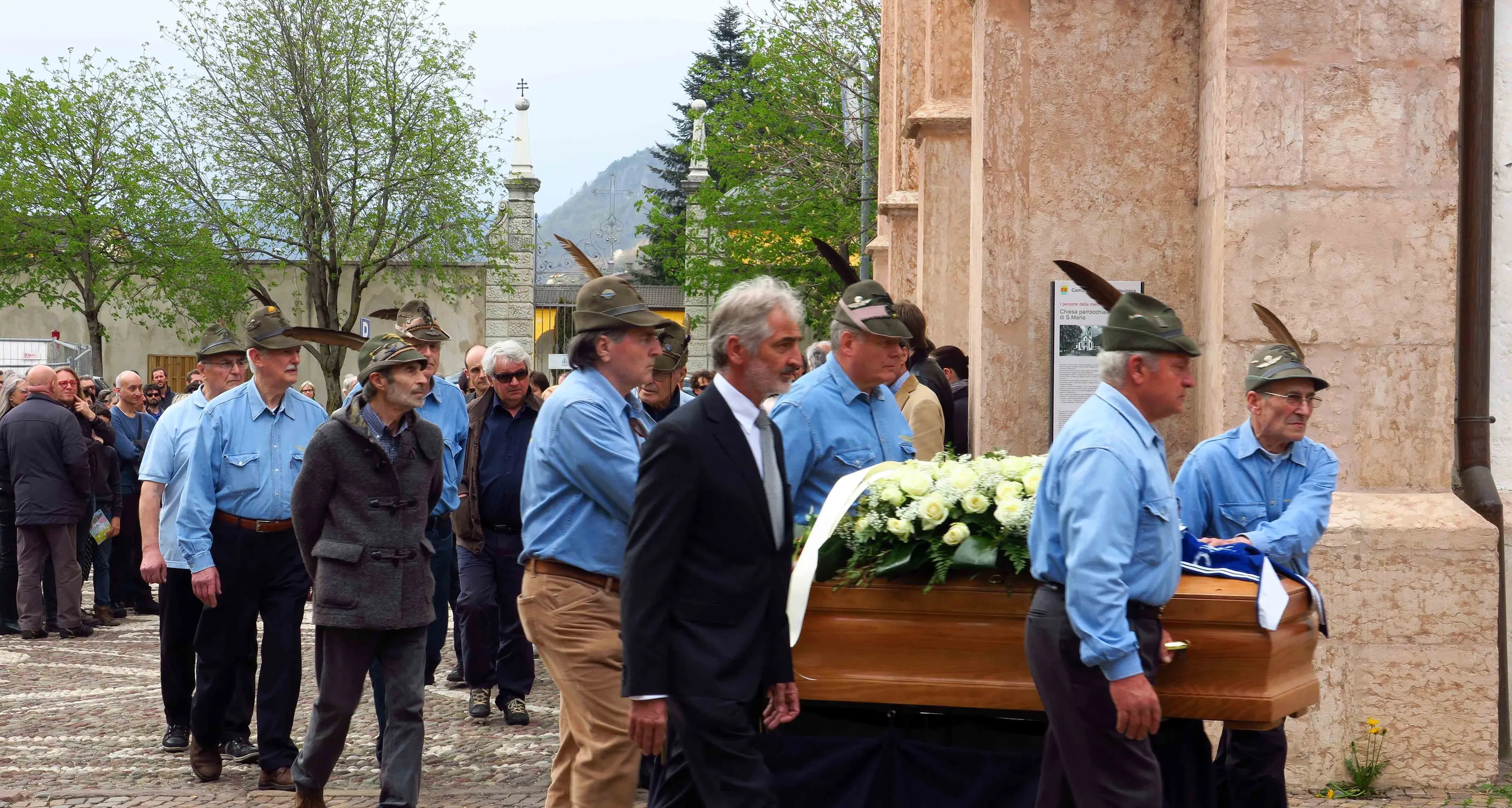 Pergine, in molti a dare l'ultimo saluto a Fabio Decarli