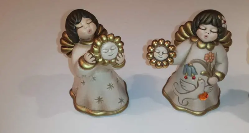 Ruba le statuine dalla tomba di una bambina, denunciata